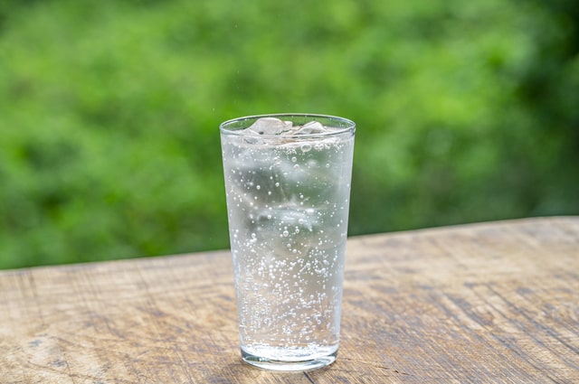 水、炭酸水、お茶